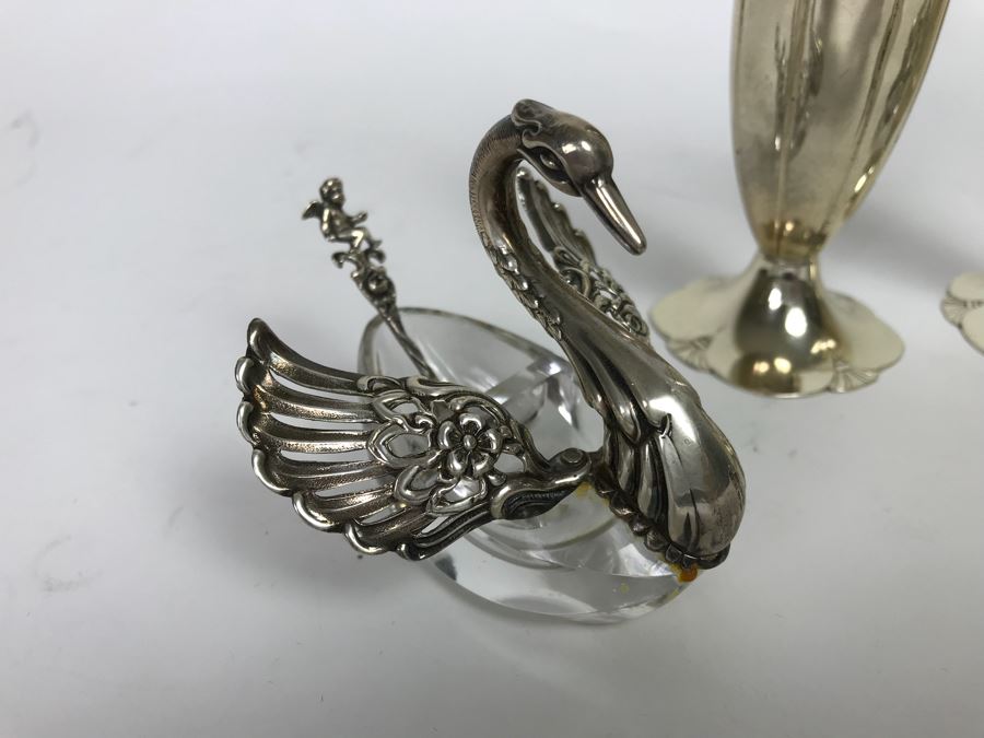 Sterling Silver Salt And Pepper Shakers And PAIR Of Sterling Silver Figural Swan Salt Cellar With Cut Crystal And Sterling Silver Spoons (342g With Crystal Included In Weight) [Photo 6]