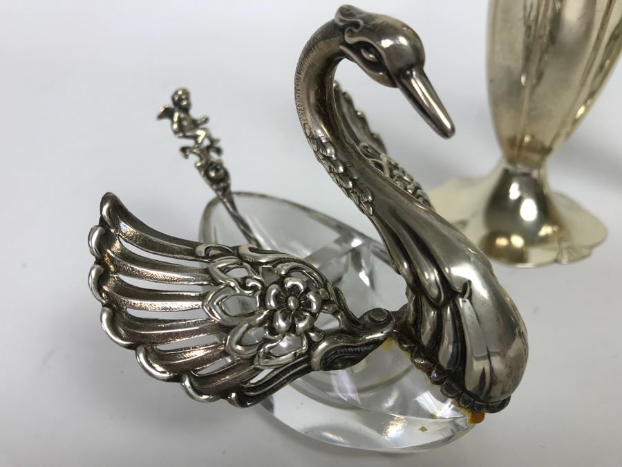 Sterling Silver Salt And Pepper Shakers And PAIR Of Sterling Silver Figural Swan Salt Cellar With Cut Crystal And Sterling Silver Spoons (342g With Crystal Included In Weight) [Photo 8]