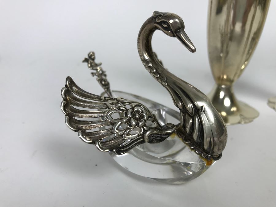 Sterling Silver Salt And Pepper Shakers And PAIR Of Sterling Silver Figural Swan Salt Cellar With Cut Crystal And Sterling Silver Spoons (342g With Crystal Included In Weight) [Photo 7]