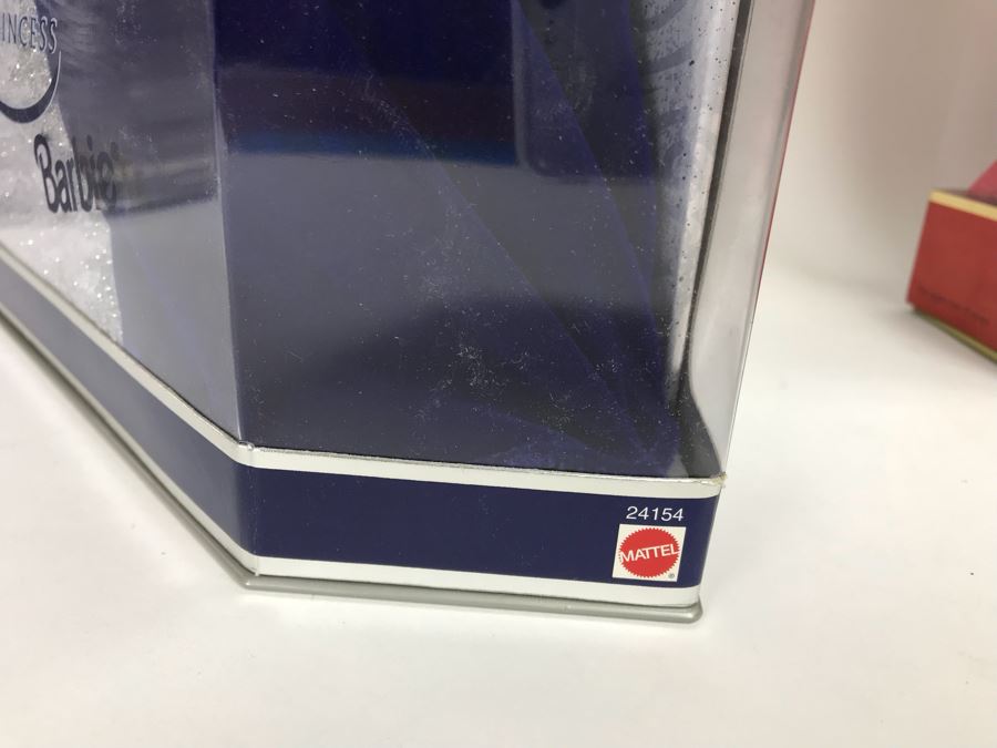 Set Of (4) Mattel Barbie Dolls: Special Millennium Edition 24154, Wedding Day Barbie 17119, Disney’s 101 Dalmatians Cruella De Vil 16295, Happy Holidays Barbie 17832 [Photo 12]