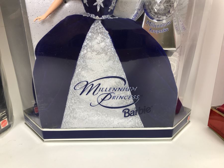 Set Of (4) Mattel Barbie Dolls: Special Millennium Edition 24154, Wedding Day Barbie 17119, Disney’s 101 Dalmatians Cruella De Vil 16295, Happy Holidays Barbie 17832 [Photo 11]