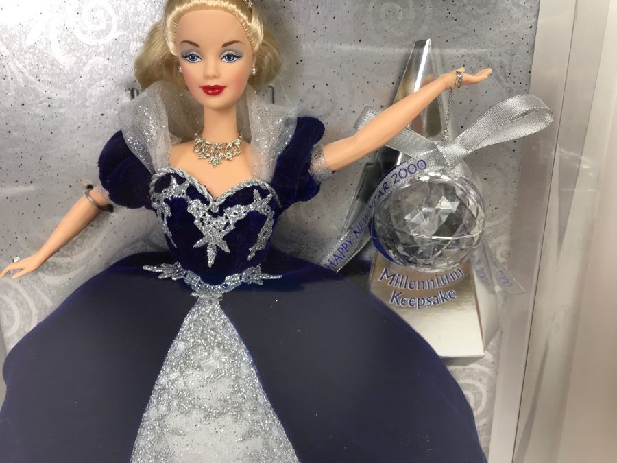 Set Of (4) Mattel Barbie Dolls: Special Millennium Edition 24154, Wedding Day Barbie 17119, Disney’s 101 Dalmatians Cruella De Vil 16295, Happy Holidays Barbie 17832 [Photo 9]