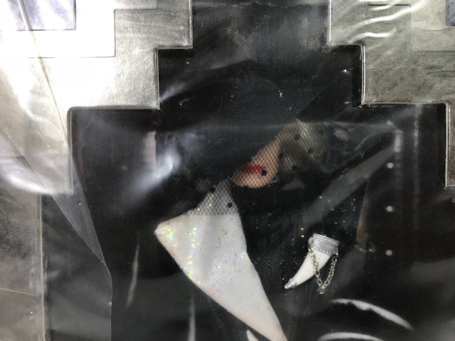 Set Of (4) Mattel Barbie Dolls: Special Millennium Edition 24154, Wedding Day Barbie 17119, Disney’s 101 Dalmatians Cruella De Vil 16295, Happy Holidays Barbie 17832 [Photo 18]