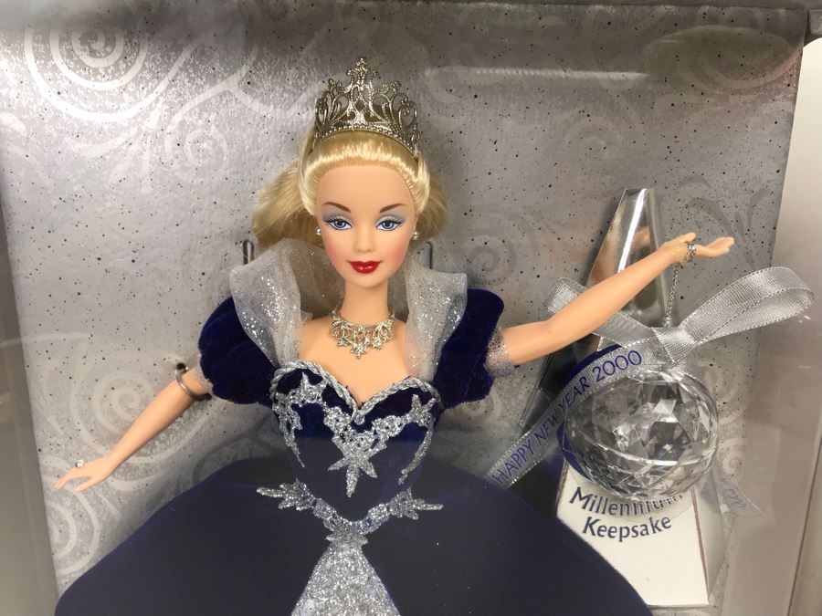 Set Of (4) Mattel Barbie Dolls: Special Millennium Edition 24154, Wedding Day Barbie 17119, Disney’s 101 Dalmatians Cruella De Vil 16295, Happy Holidays Barbie 17832 [Photo 10]