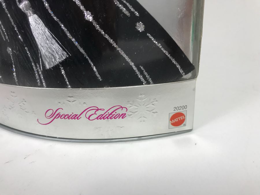 Set Of (4) Mattel Barbie Dolls: Disney’s 101 Dalmatians Cruella De Vil 16295, Happy Holidays Barbie 10824, 20200, 12155 [Photo 14]