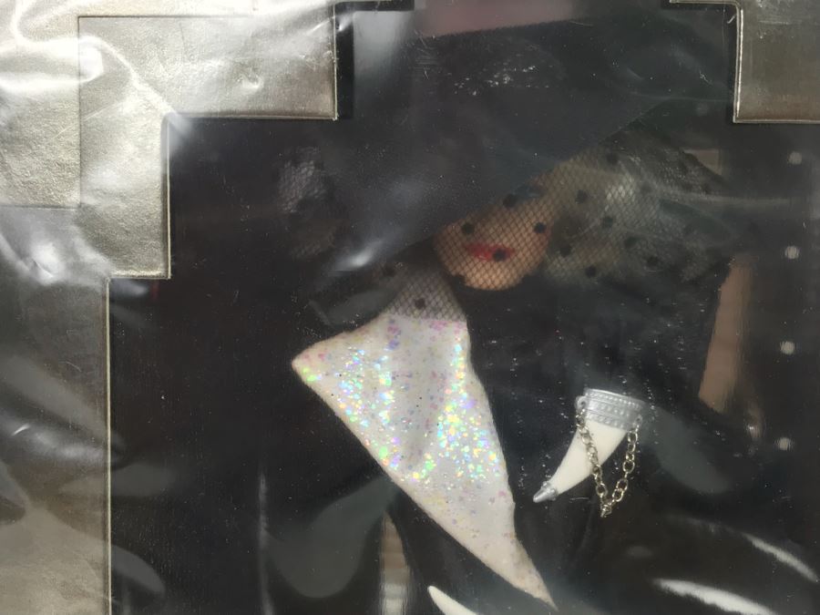 Set Of (4) Mattel Barbie Dolls: Disney’s 101 Dalmatians Cruella De Vil 16295, Happy Holidays Barbie 10824, 20200, 12155 [Photo 24]