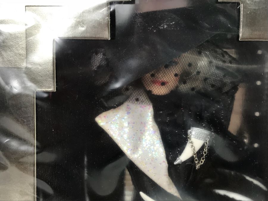 Set Of (4) Mattel Barbie Dolls: Disney’s 101 Dalmatians Cruella De Vil 16295, Happy Holidays Barbie 10824, 20200, 12155 [Photo 23]