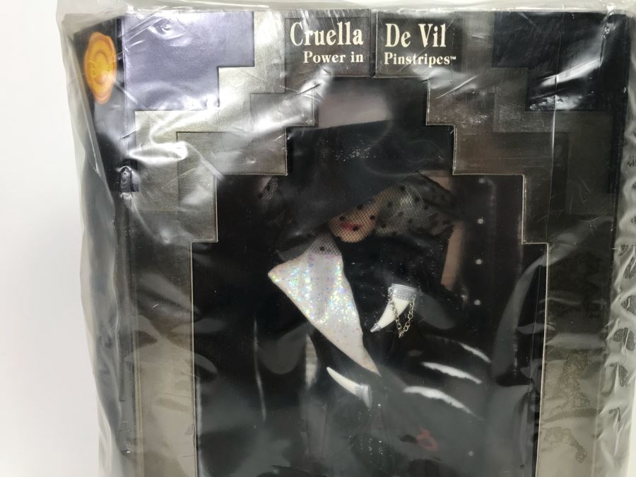 Set Of (4) Mattel Barbie Dolls: Disney’s 101 Dalmatians Cruella De Vil 16295, Happy Holidays Barbie 10824, 20200, 12155 [Photo 22]