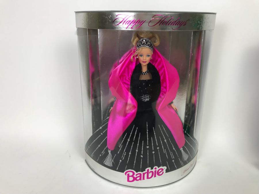 Set Of (4) Mattel Barbie Dolls: Disney’s 101 Dalmatians Cruella De Vil 16295, Happy Holidays Barbie 10824, 20200, 12155 [Photo 12]