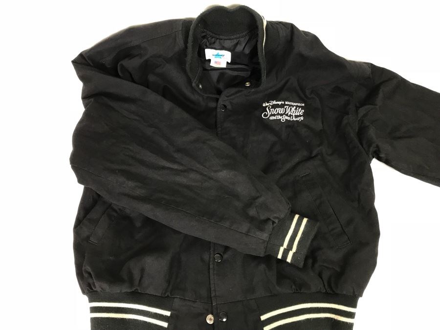 XL Walt Disney’s Masterpiece Snow White And The Seven Dwarfs Exclusive Employee Jacket [Photo 3]
