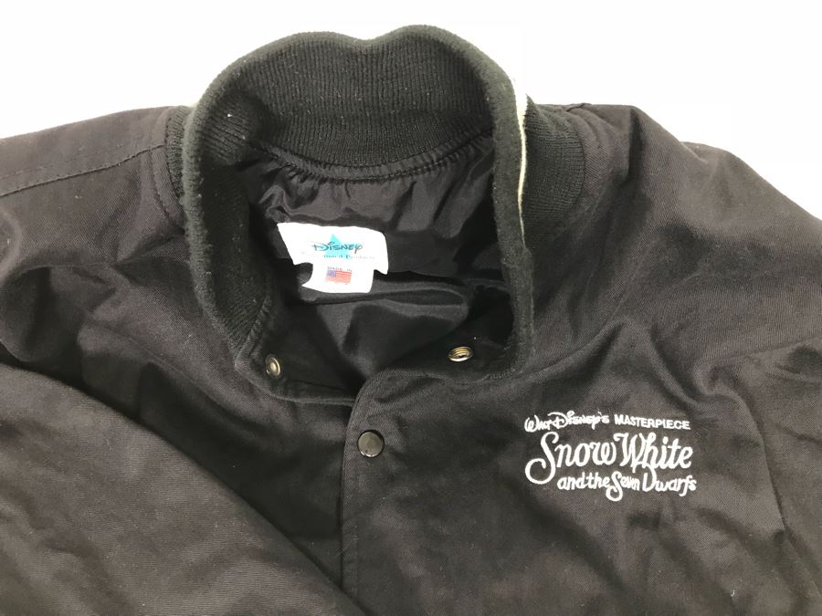 XL Walt Disney’s Masterpiece Snow White And The Seven Dwarfs Exclusive Employee Jacket [Photo 4]