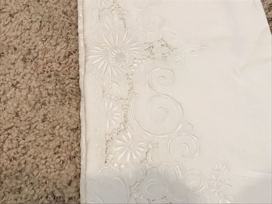 (4) Elegant Tablecloth Lot [Photo 7]