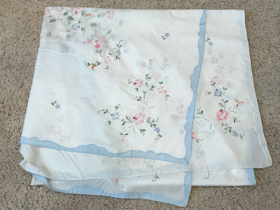 Elegant Embroidered Floral Rose Tablecloth [Photo 9]