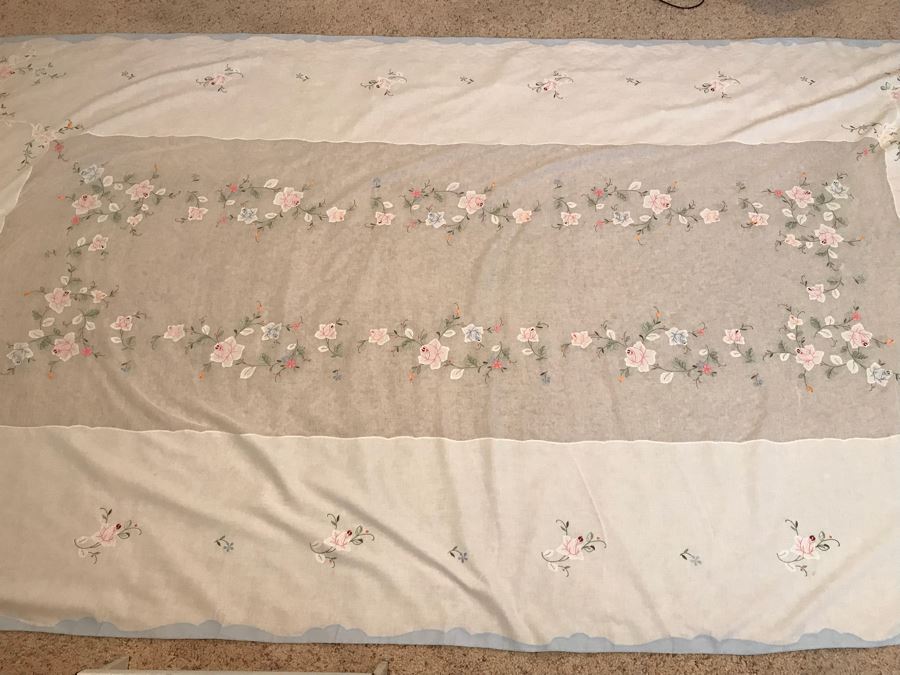 Elegant Embroidered Floral Rose Tablecloth [Photo 4]