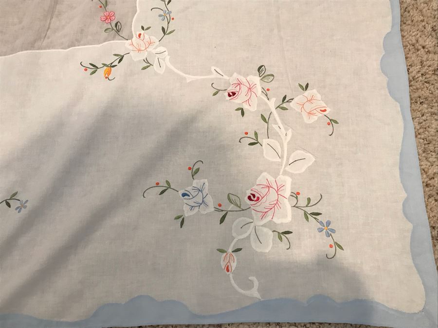 Elegant Embroidered Floral Rose Tablecloth [Photo 8]