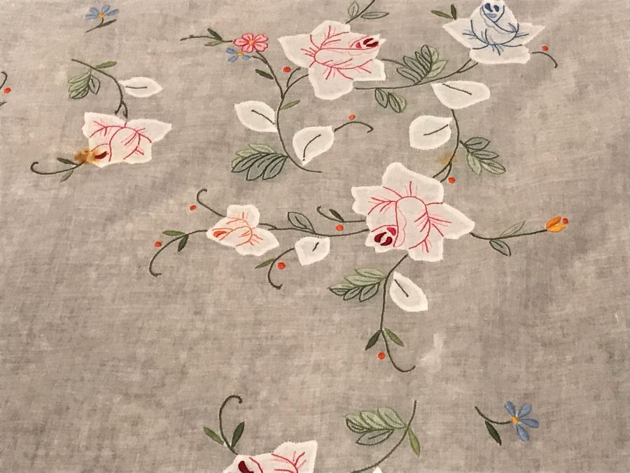 Elegant Embroidered Floral Rose Tablecloth [Photo 7]