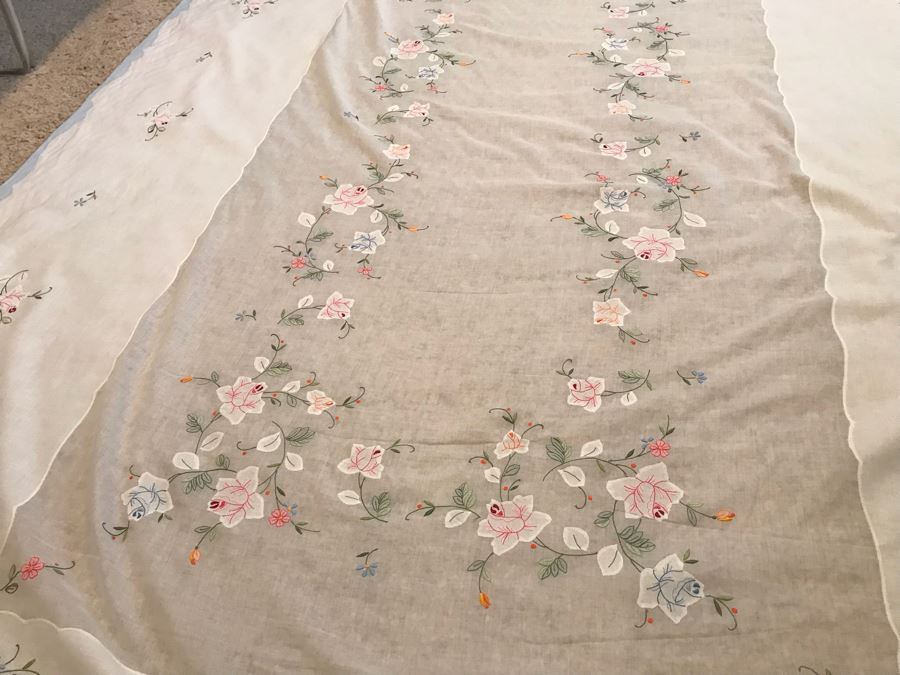 Elegant Embroidered Floral Rose Tablecloth [Photo 2]