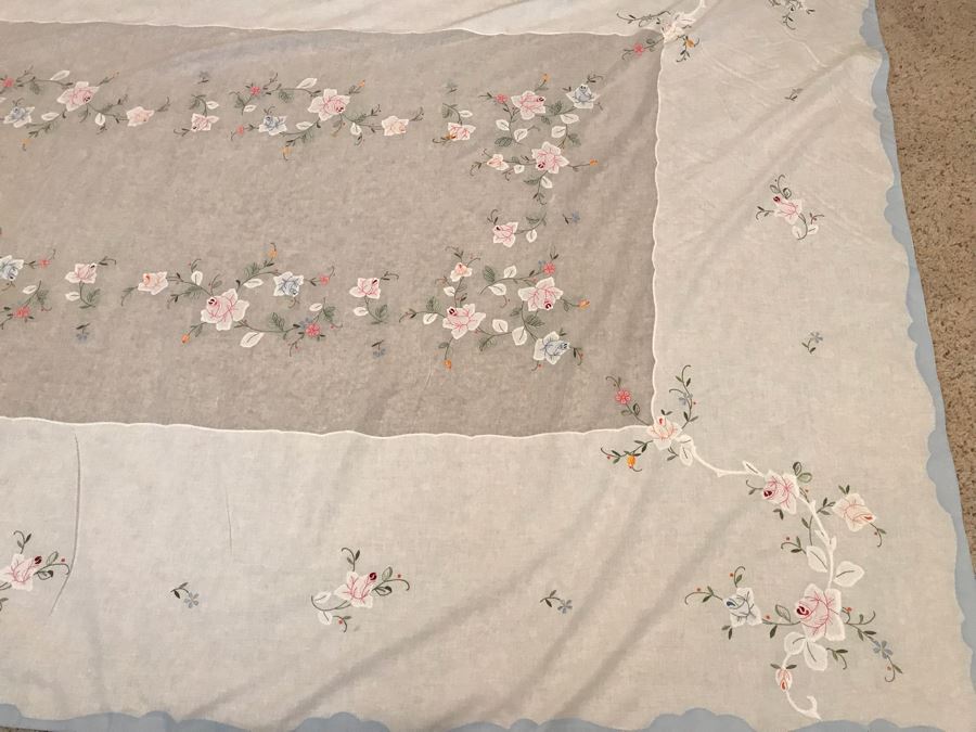 Elegant Embroidered Floral Rose Tablecloth [Photo 5]