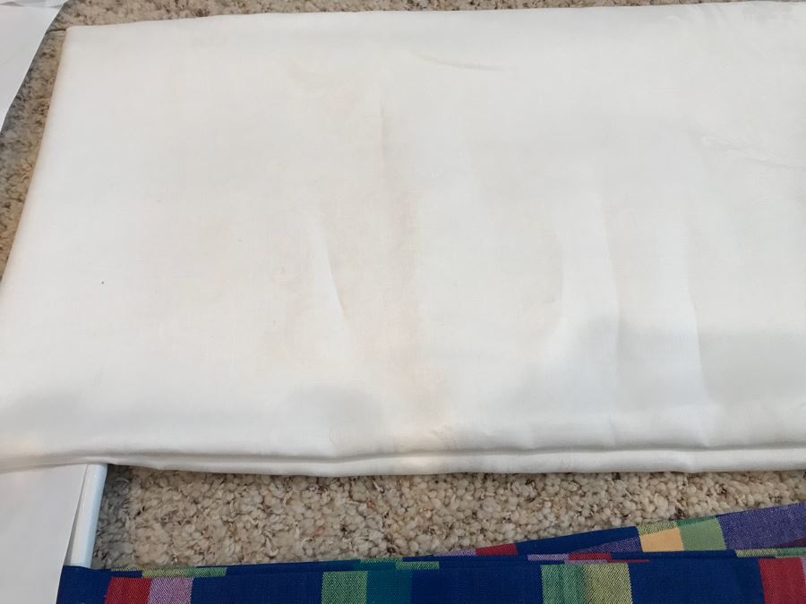 (3) Tablecloths [Photo 3]