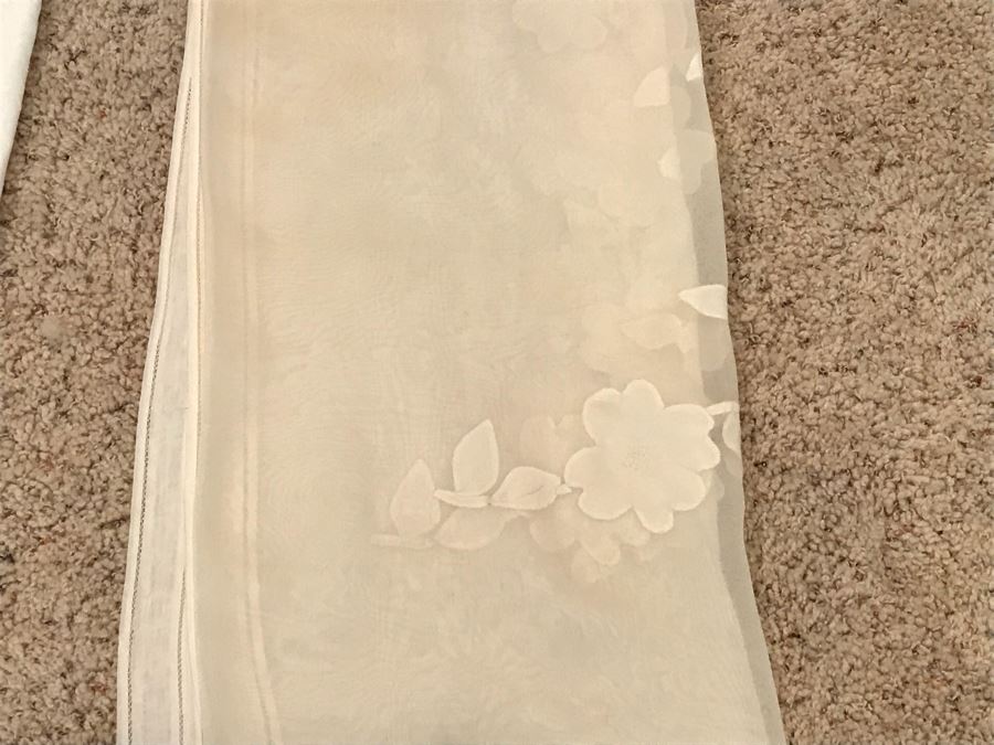 (3) Tablecloths [Photo 5]