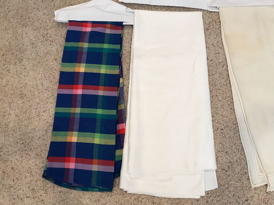 (3) Tablecloths [Photo 2]