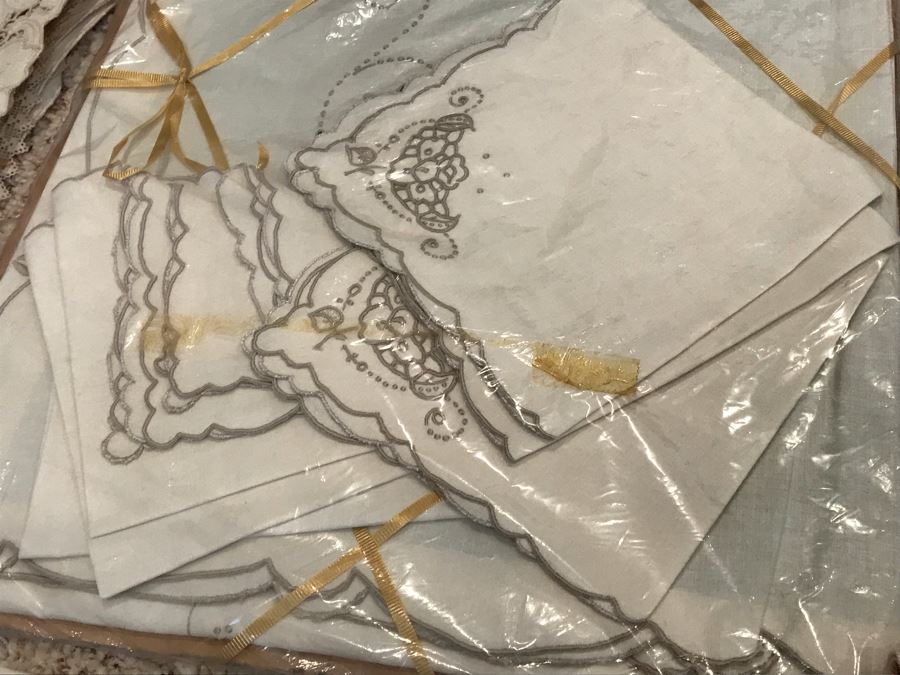 Huge Collection Of Vintage Linens [Photo 19]