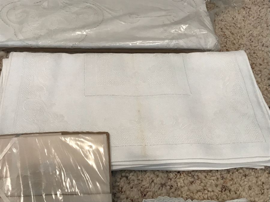 Huge Collection Of Vintage Linens [Photo 12]