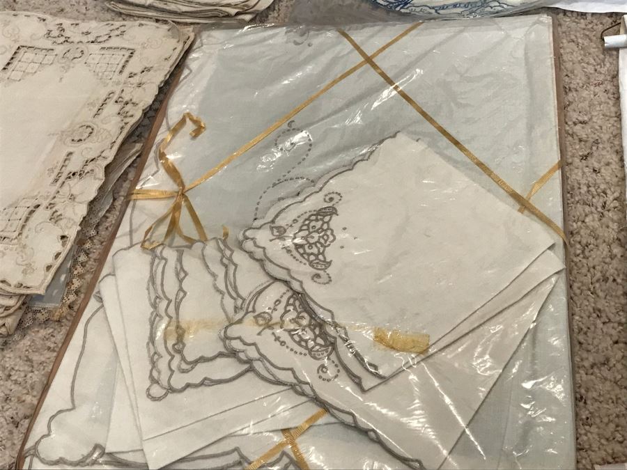 Huge Collection Of Vintage Linens [Photo 18]