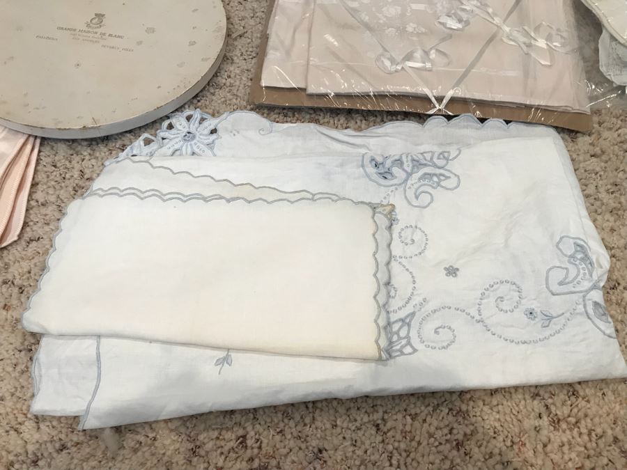 Huge Collection Of Vintage Linens [Photo 9]