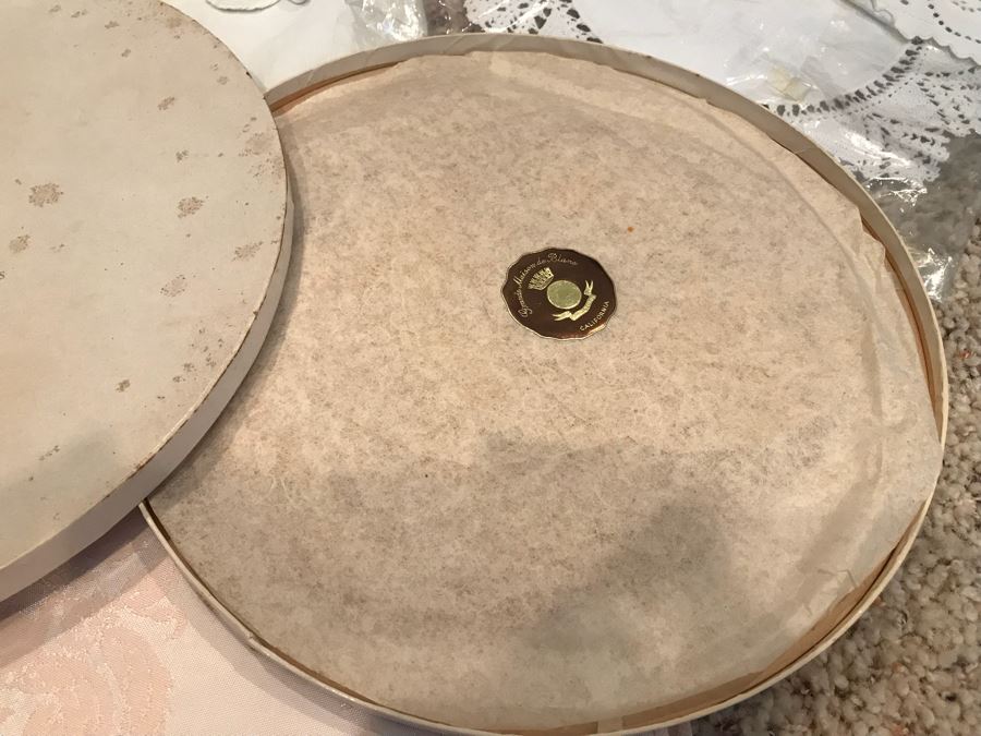 Huge Collection Of Vintage Linens [Photo 7]