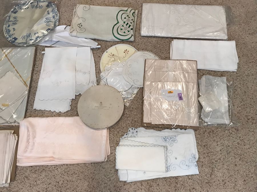 Huge Collection Of Vintage Linens [Photo 4]