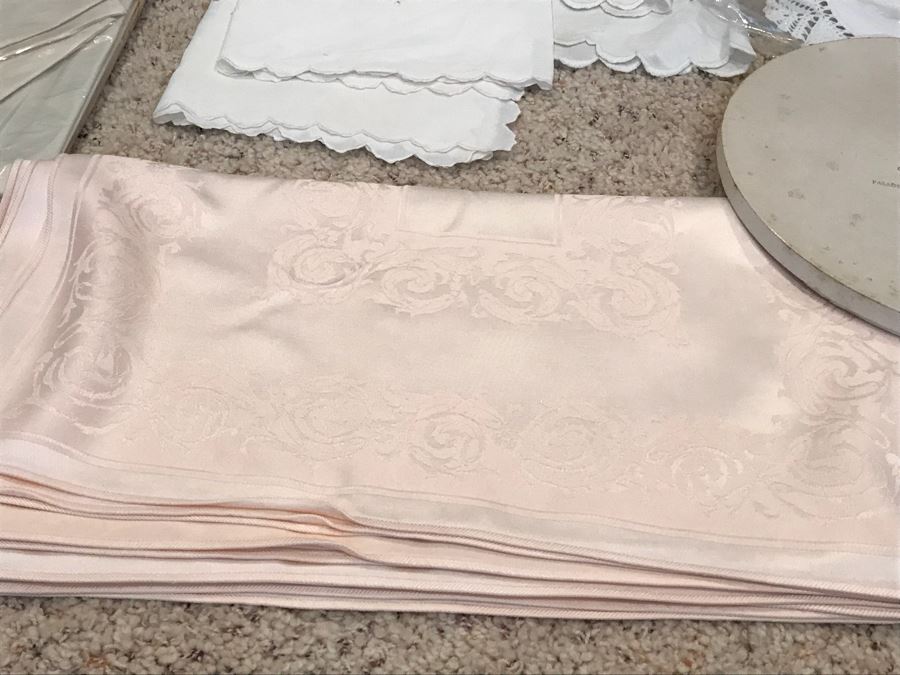 Huge Collection Of Vintage Linens [Photo 16]