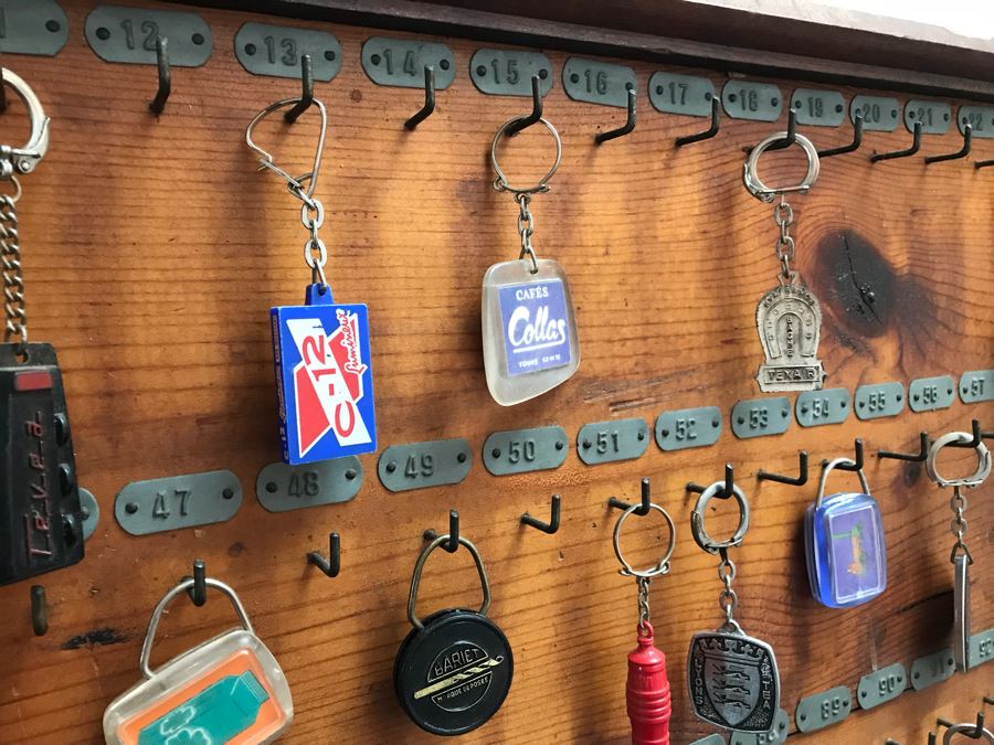 Vintage Wall Mounted Wooden Key Rack With Metal Numbered Name Tags