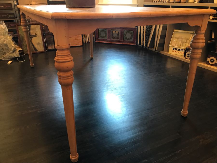 Nice Pine Table With Turned Legs 71' X 37' [Photo 6]