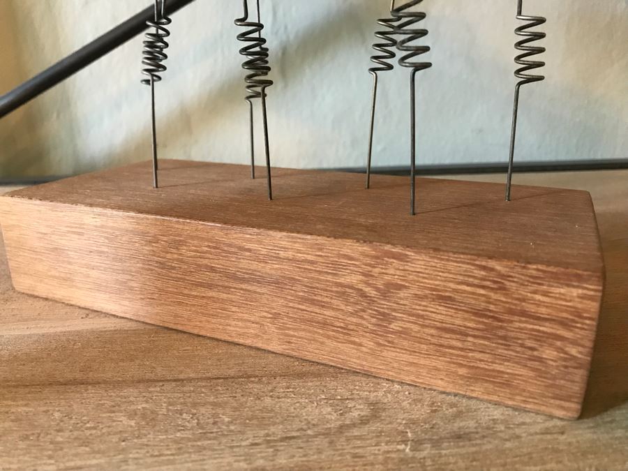 Note Display Stand With Metal Clips And Wooden Base And (3) Postcards [Photo 4]