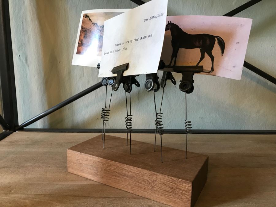 Note Display Stand With Metal Clips And Wooden Base And (3) Postcards [Photo 2]