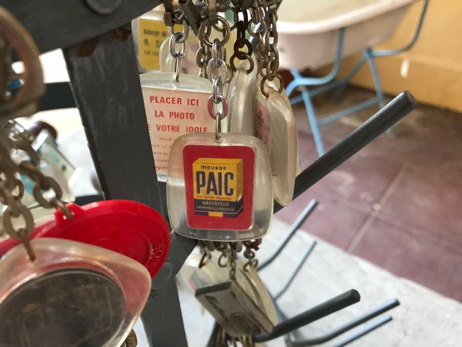 Round 6-Tier Metal Display Rack Filled With Vintage Keychains - See Photos [Photo 19]