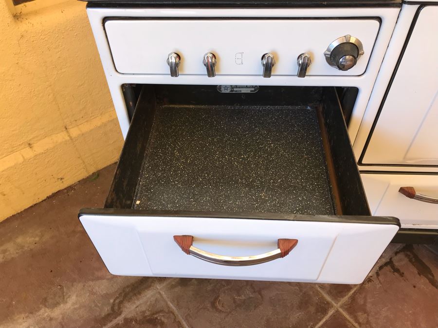 Vintage WEDGEWOOD Porcelain Stove With Light In Great Condition (Was