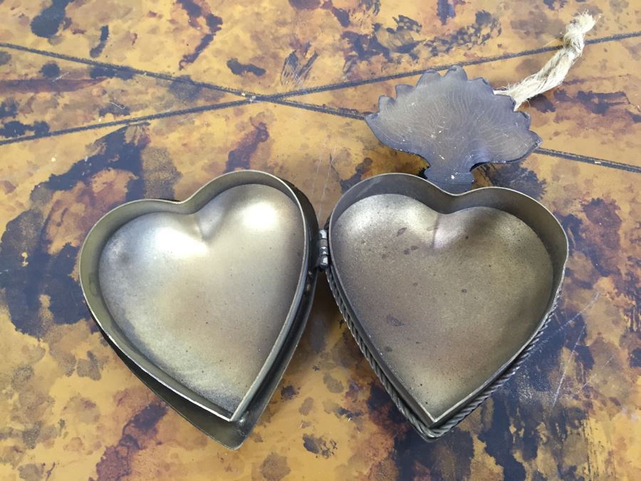 Various Wall Hooks, Ornaments, Glass Bowl And Brass Heart Boxes - See Photos [Photo 26]