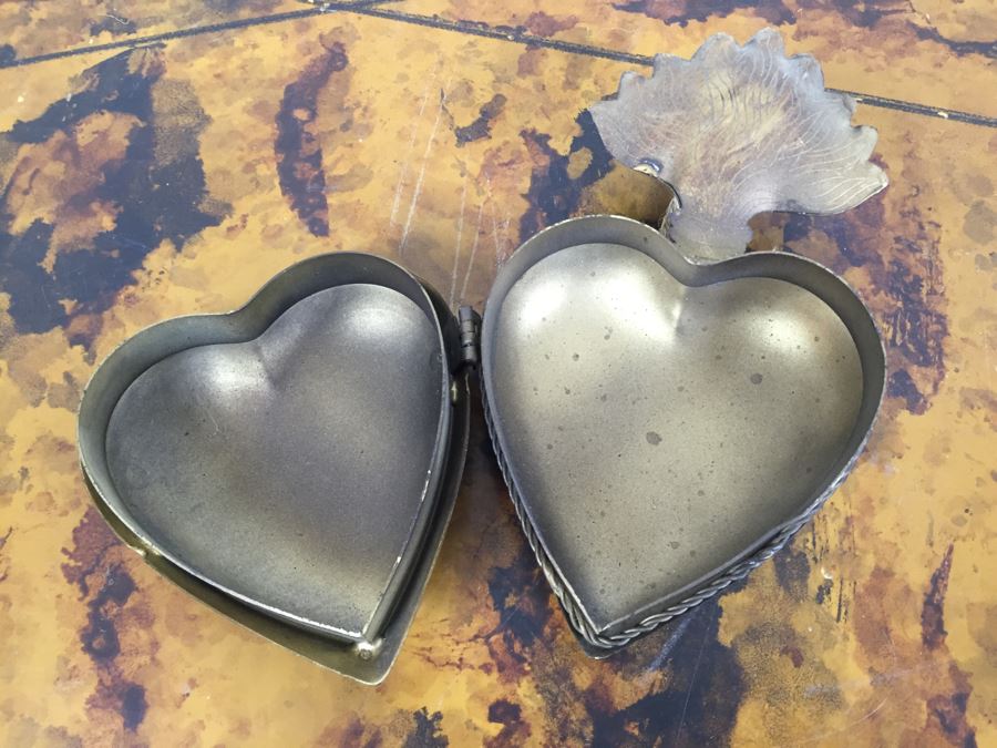 Various Wall Hooks, Ornaments, Glass Bowl And Brass Heart Boxes - See Photos [Photo 28]