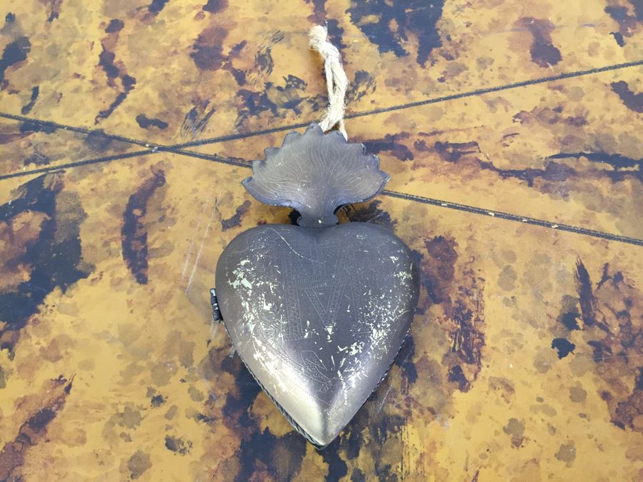 Various Wall Hooks, Ornaments, Glass Bowl And Brass Heart Boxes - See Photos [Photo 24]