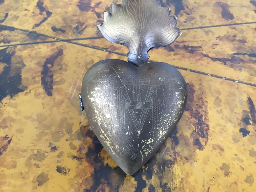 Various Wall Hooks, Ornaments, Glass Bowl And Brass Heart Boxes - See Photos [Photo 25]