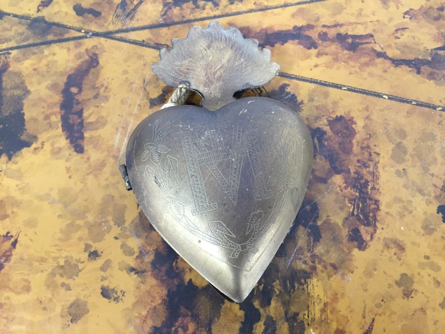 Various Wall Hooks, Ornaments, Glass Bowl And Brass Heart Boxes - See Photos [Photo 27]