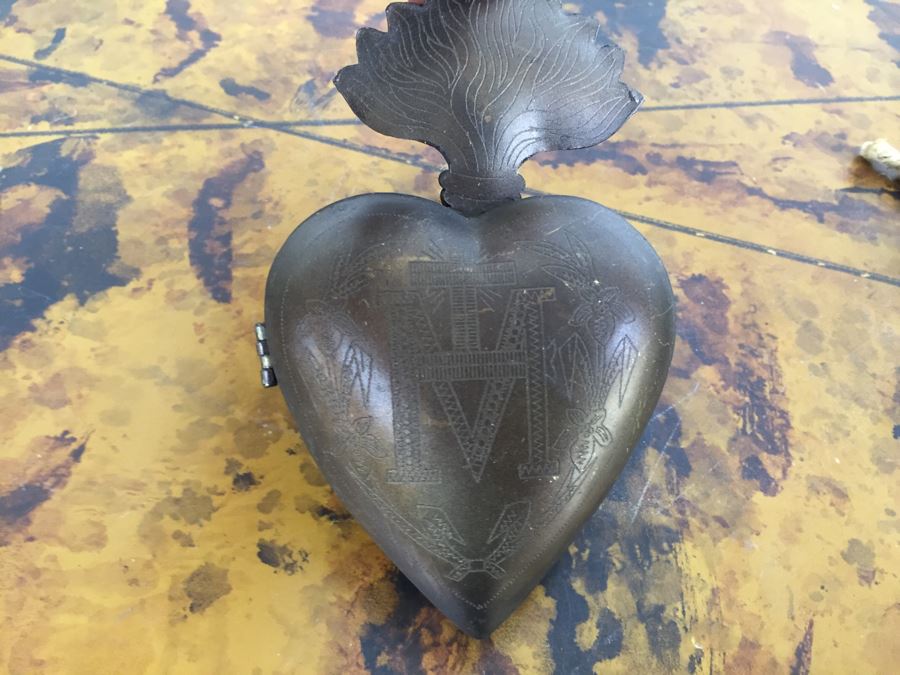 Various Wall Hooks, Ornaments, Glass Bowl And Brass Heart Boxes - See Photos [Photo 21]