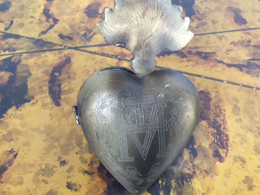 Various Wall Hooks, Ornaments, Glass Bowl And Brass Heart Boxes - See Photos [Photo 29]