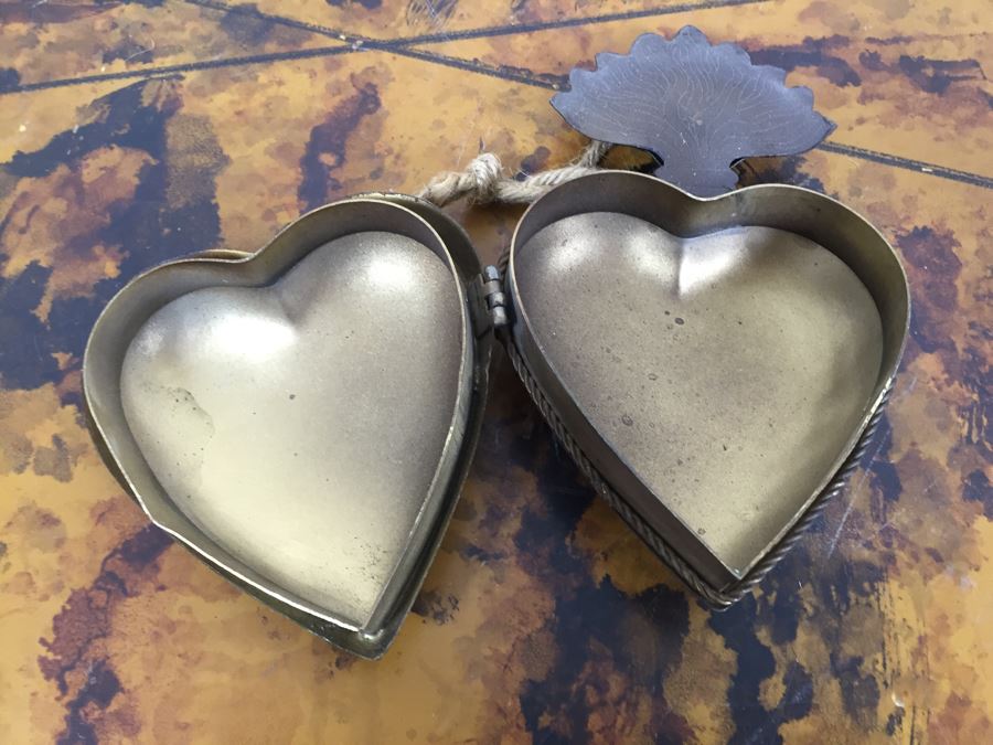 Various Wall Hooks, Ornaments, Glass Bowl And Brass Heart Boxes - See Photos [Photo 22]