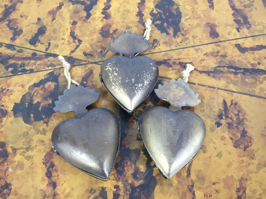 Various Wall Hooks, Ornaments, Glass Bowl And Brass Heart Boxes - See Photos [Photo 20]