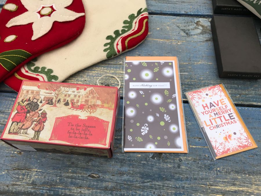 JUST ADDED - NEW Christmas Decoration Lot With (6) Santa's Magic Keys, (9) Table Confetti Sets, Christmas Card Sets, Christmas Tags, Glass Ornaments And Stockings - See Photos [Photo 19]