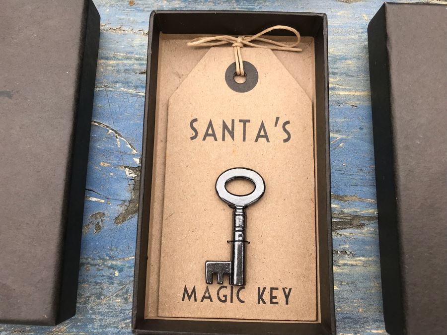 JUST ADDED - NEW Christmas Decoration Lot With (6) Santa's Magic Keys, (9) Table Confetti Sets, Christmas Card Sets, Christmas Tags, Glass Ornaments And Stockings - See Photos [Photo 3]