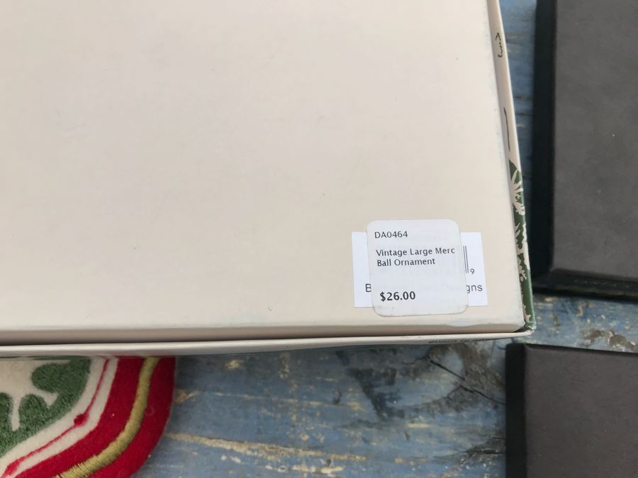 JUST ADDED - NEW Christmas Decoration Lot With (6) Santa's Magic Keys, (9) Table Confetti Sets, Christmas Card Sets, Christmas Tags, Glass Ornaments And Stockings - See Photos [Photo 16]